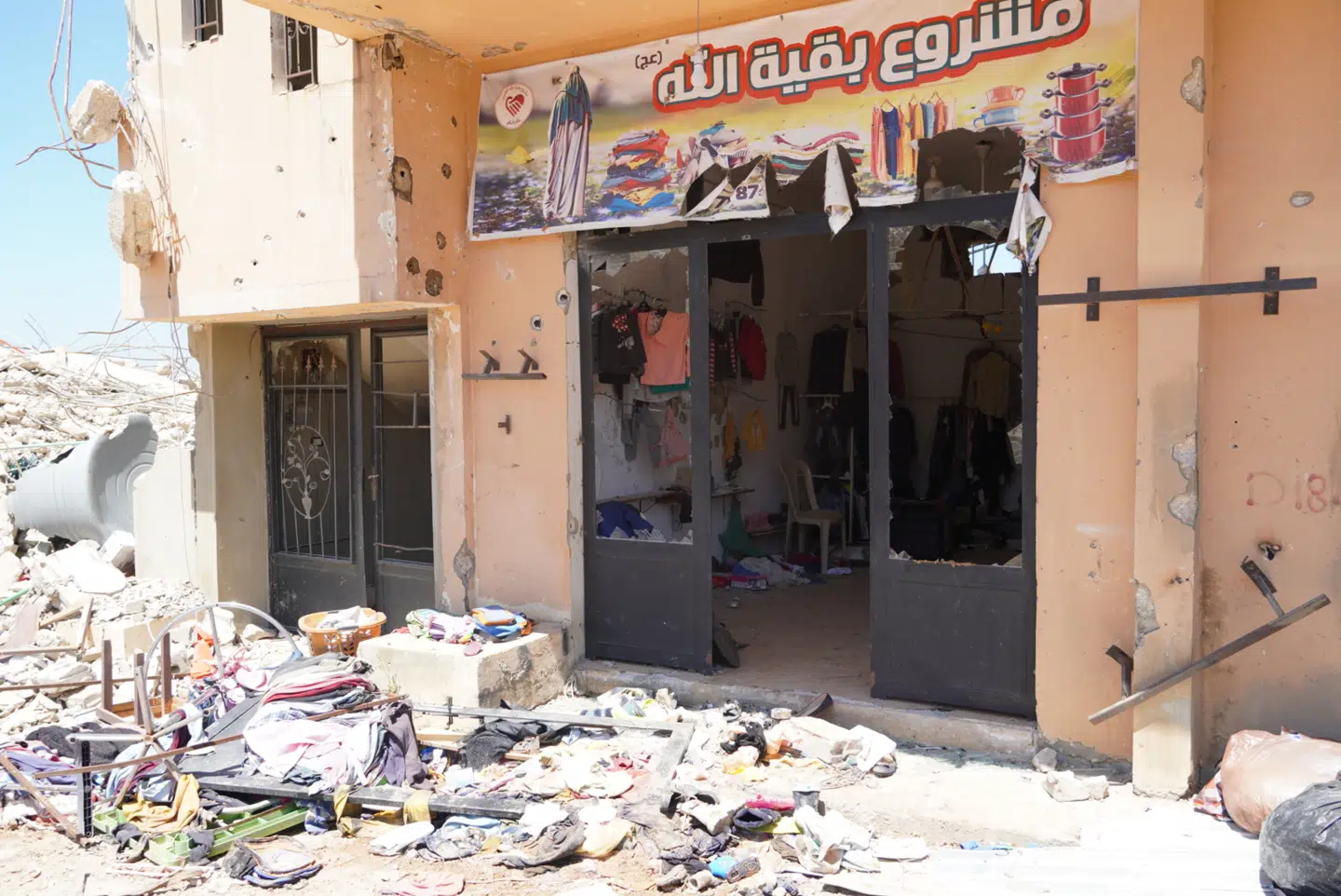 Tøjbutikken i landsbyen Al-Khiyam i det sydlige Libanon hvor IDF har fundet en Hizbollah tunnel under jorden.