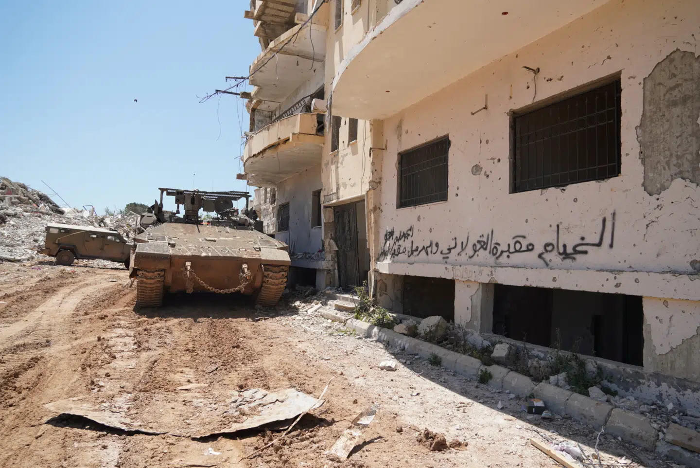 Israelsk kampvogn i landsbyen Al-Khiyam i det sydlige Libanon.