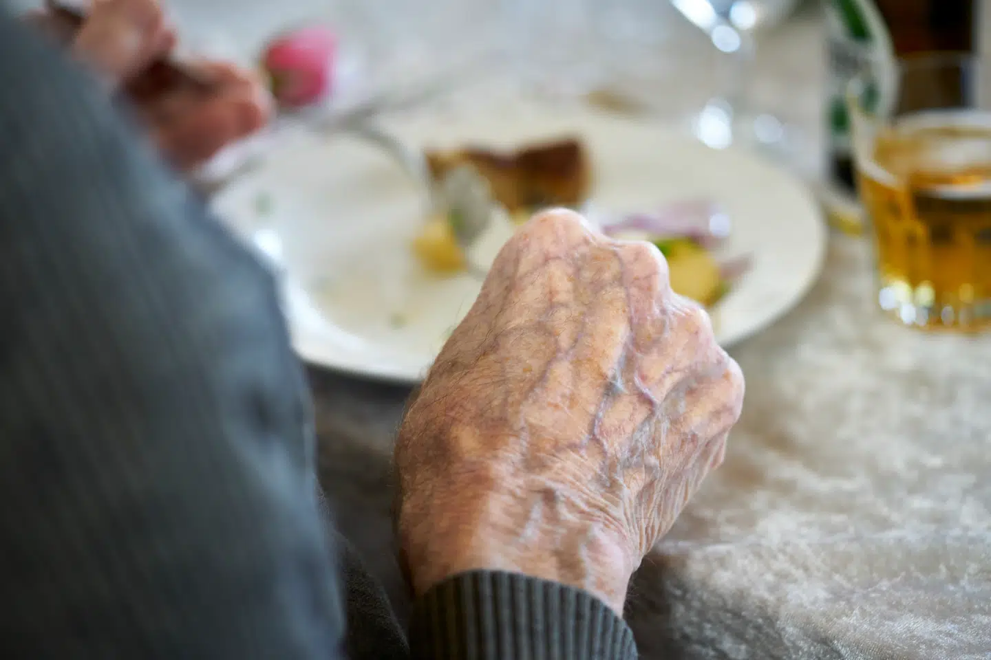 Beboerne på plejehjemmene i København får faktisk serveret kød, men ofte i meget små portioner. Det har ført til en indædt debat mellem politikere i København.