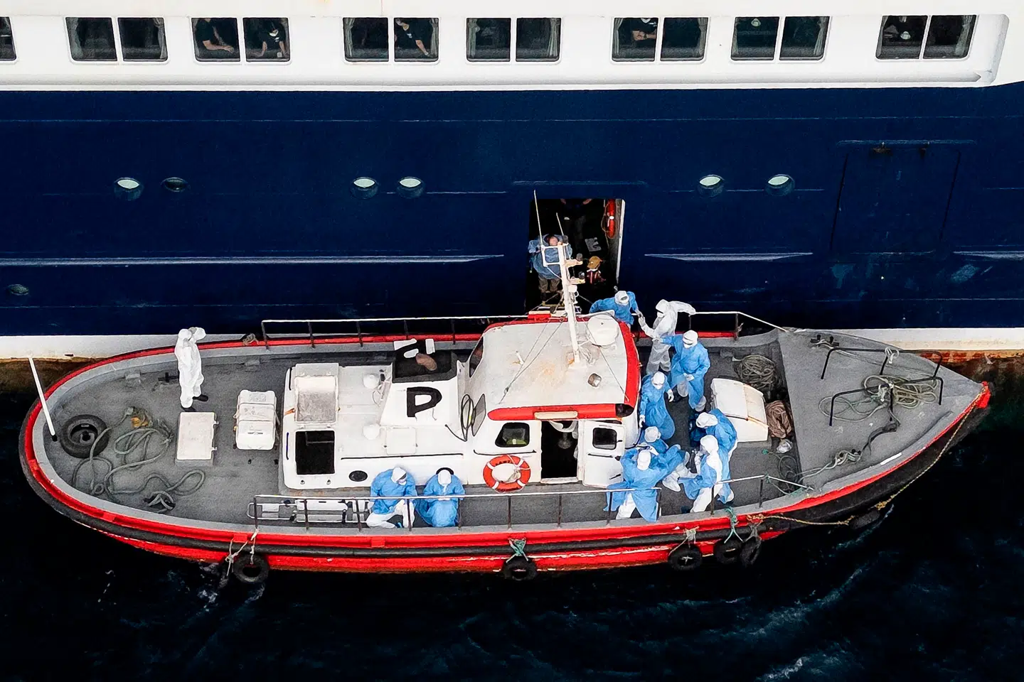 Skibet MV Hondius er krydstogtskibet, der er kommet i fokus, efter skibet har været centrum for det dødelige udbrud. Her ses sundhedspersonale evakuere passagerer.