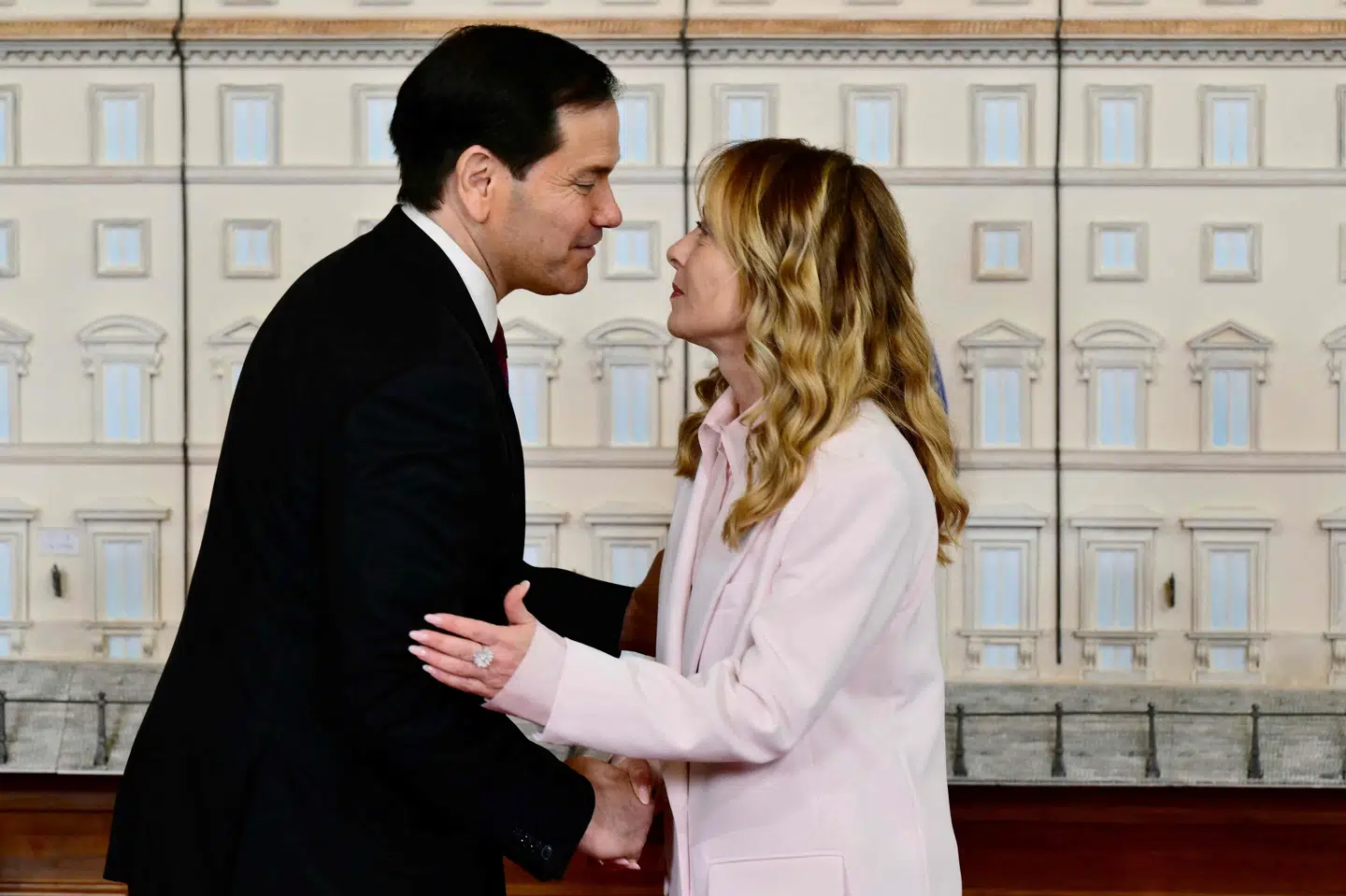 Italiens premierminister, Giorgia Meloni, bød tidligere fredag den amerikanske udenrigsminister, Marco Rubio, velkommen forud for mødet i Palazo Chigi, der fungerer som officiel residens for premierministeren.