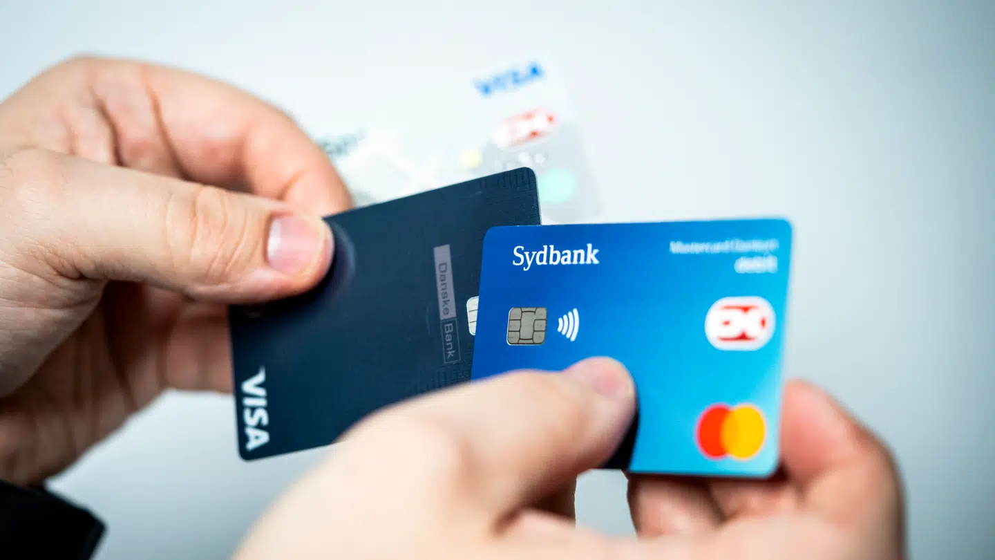 Flere borgere i Vojens og Aabenraa blev torsdag kontaktet af falske bankbude, der forsøgte at franarre dem kreditkort, kontanter og smykker.