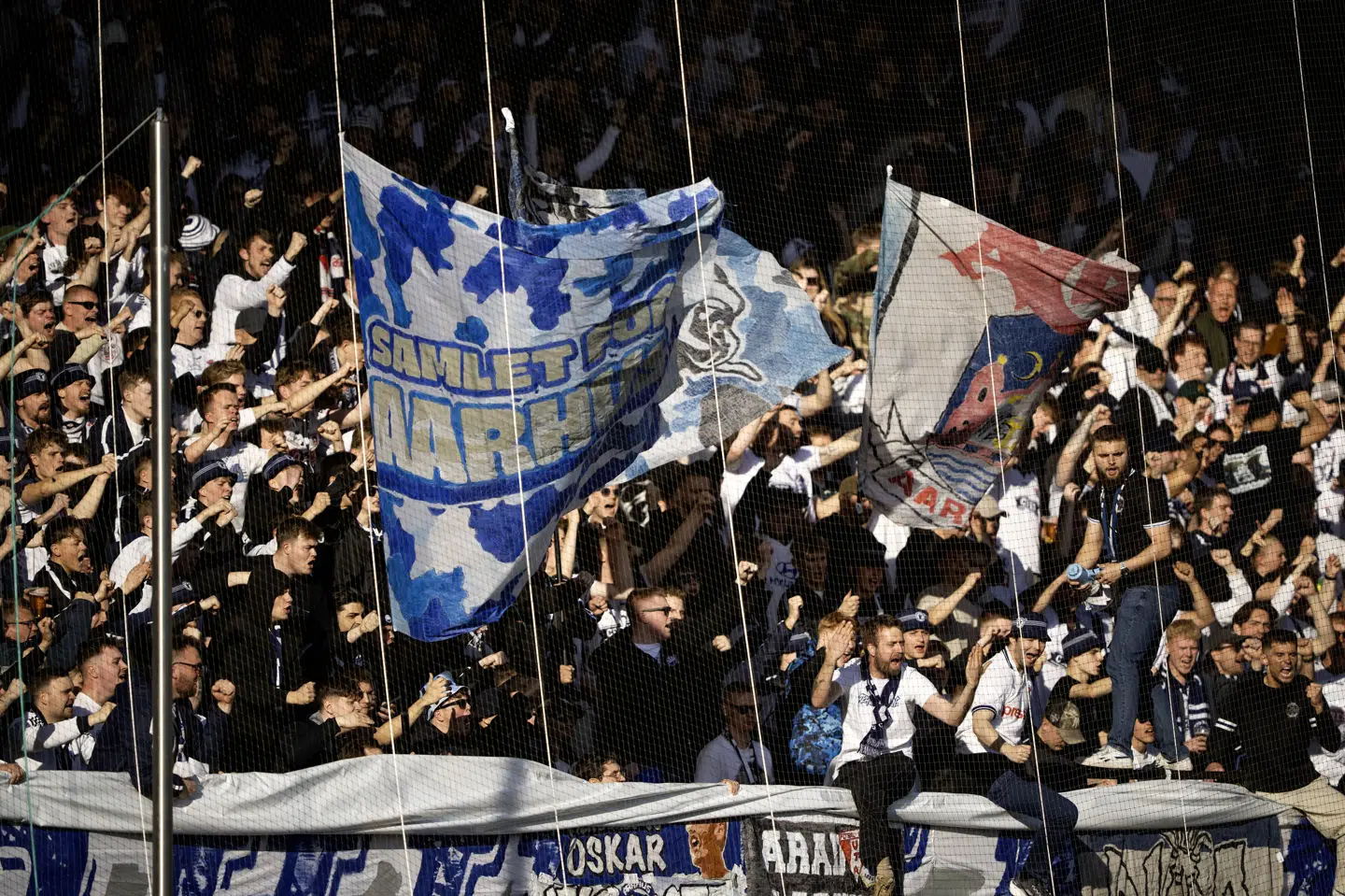 AGF har givet to tilskuere to års karantæne for racistiske tilråb mod FC Midtjylland-spillere under topkampen 26. april. FCM har ligeledes straffet en af sine tilskuere, og alle tre er nu blevet sigtet af politiet. (Arkivfoto).