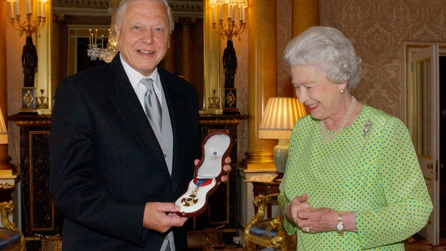 David Attenborough blev adlet af dronning Elizabeth i 1985. Her ses de på Buckingham Palace i 2005.