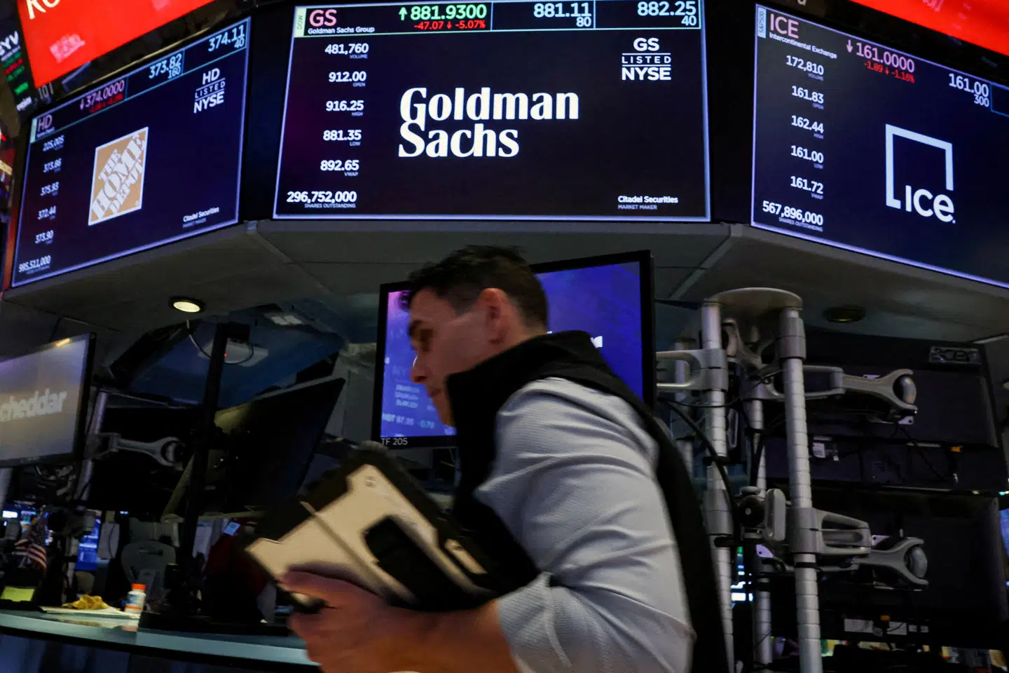 Navnet Goldman Sachs kan også findes på handelsgulvene på Wall Street i New York.