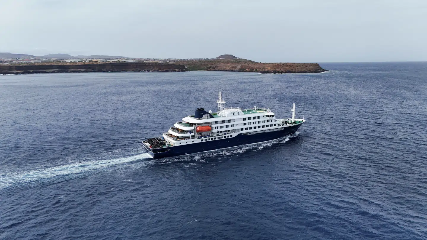 Krydstogtsskibet »MV Hondius« vil søndag lægge til kaj ved De Kanariske Øer efter en længere politisk kontrovers om, hvem der skulle tage imod dem.