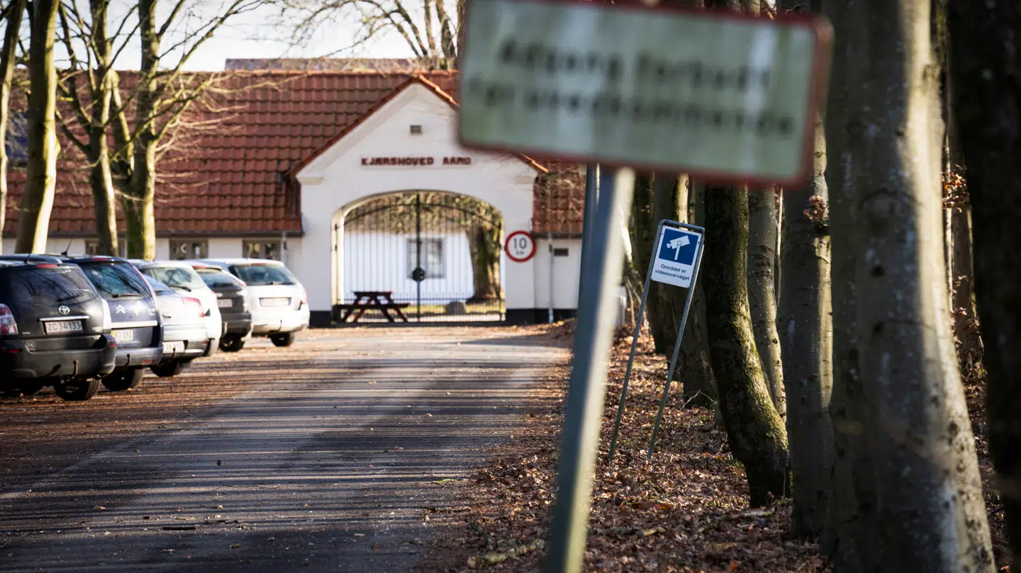 På billedet ses parkeringspladsen foran udrejsecentret.