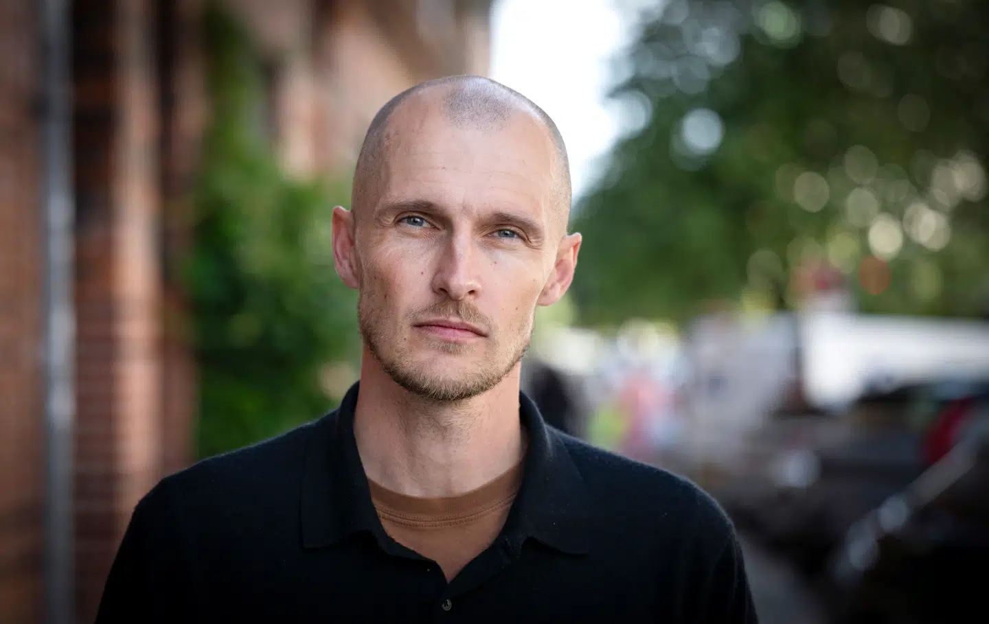 Den danske kriminolog ved Lunds Universitet, David Sausdal, bliver opsøgt af journalister fra hele Europa. De vil vide, hvordan i al verden det gik til, at en del af Folkhemmets børn valgte at blive lejemordere.