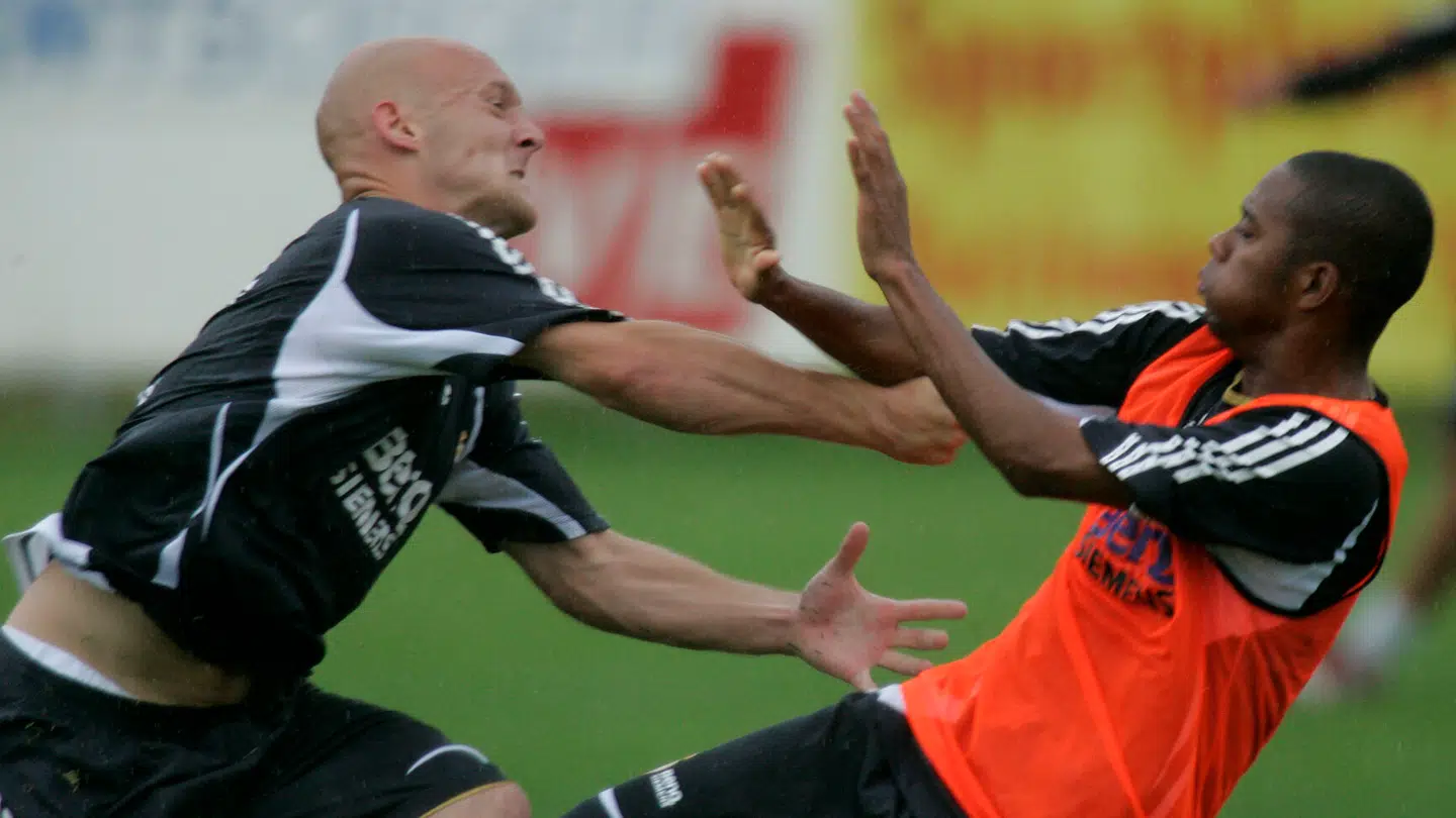 Thomas Gravesen i håndgemæng med Robinho i 2006.