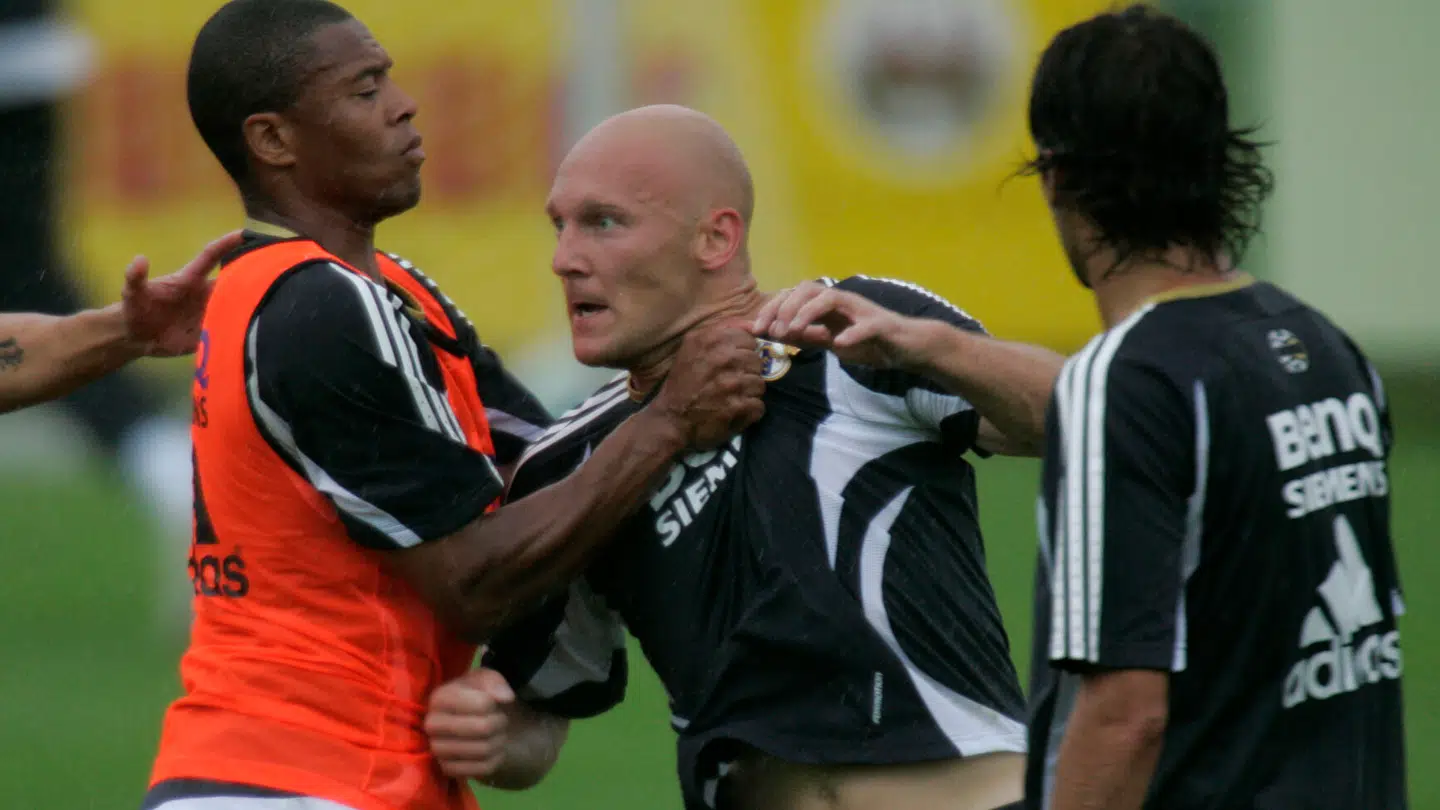Holdkammeraterne måtte holde Gravesen tilbage.