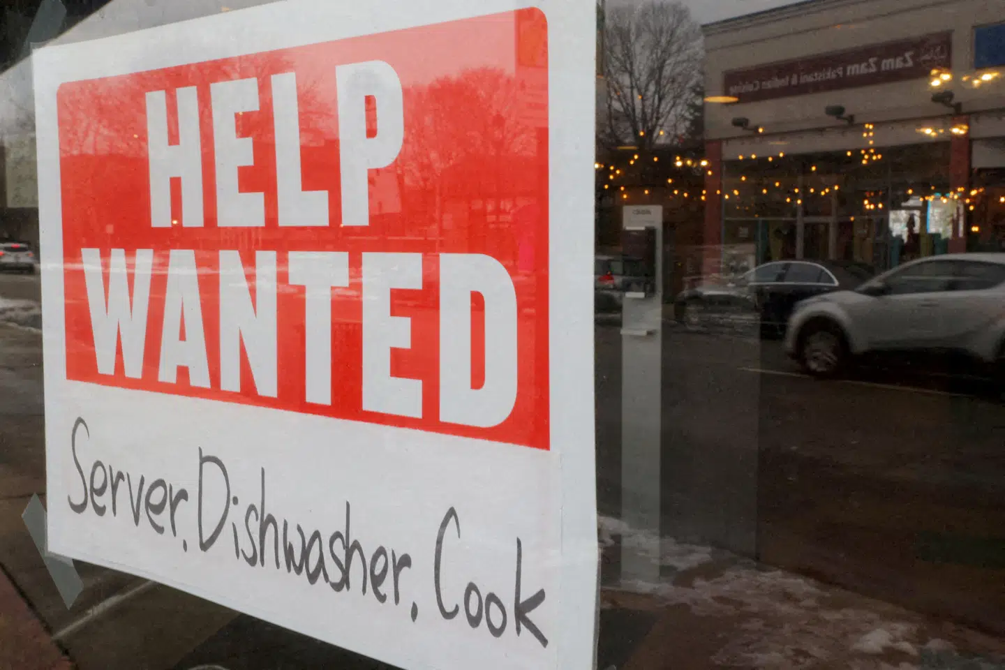 Der er blevet skabt over 100.000 job uden for landbruget i april i USA, og der er derfor stadig damp i kedlerne.