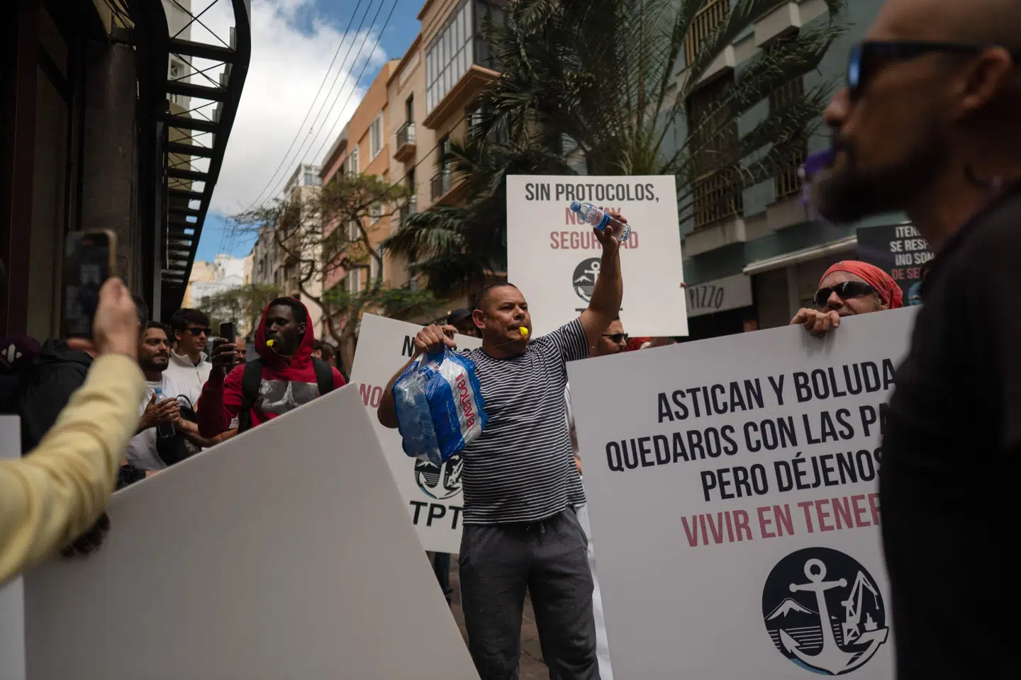 En kvinde er formodet smittet med hantavirus i Alicante. Alt imens er lokale på Tenerife, hvor skibet lægger til kaj lørdag, fredag mødt op til demonstrationer mod skibets ankomst.