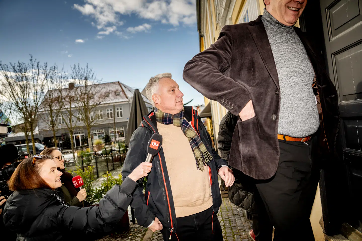 En kritisk artikel om Lolland Kommunes administration har startet en større konflikt mellem lokalavisen og det lokale byråd. Flere byrådsmedlemmer har opsagt deres kommunalt betalte abonnement, og den tidligere borgmester Holger Schou Rasmussen indrømmer, at han vil »straffe« avisen.