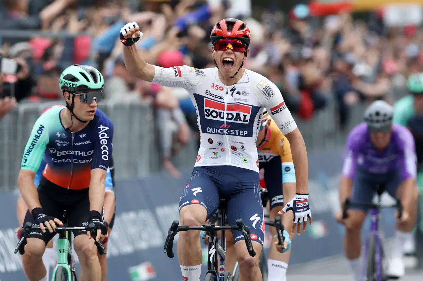 Danske Tobias Lund Andresen (Decathlon) - til venstre - måtte se sig slået lige før målstregen af den franske sprinter Paul Magnier (Quick-Step) i Giroens åbningsetape.
