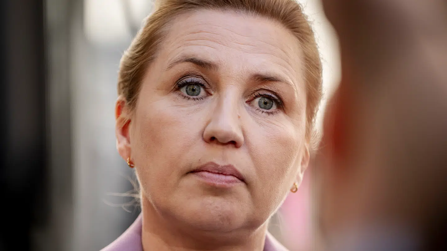 Mette Frederiksen er bange for at miste sin statsministerpost, siger hun.