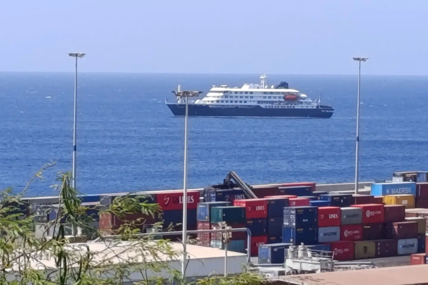 Krydstogtskibet MV "Hondius" lå tidligere for anker ved Kap Verde og er nu på vej mod Tenerife.