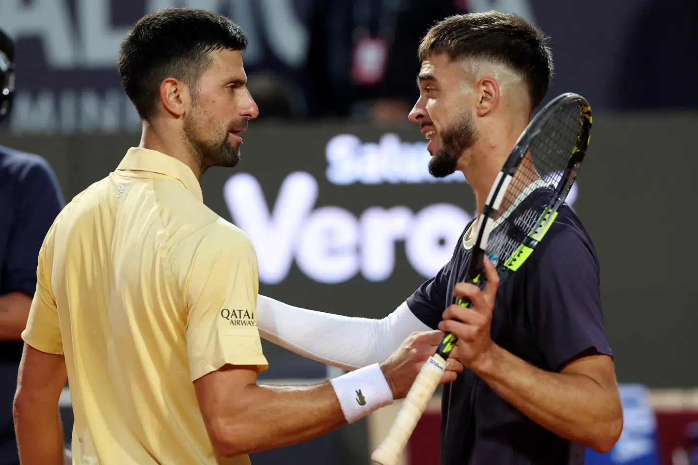 Novak Djokovic tabte sin første kamp i Rom. Det blev til nederlag i tre sæt til 20-årig kroat.