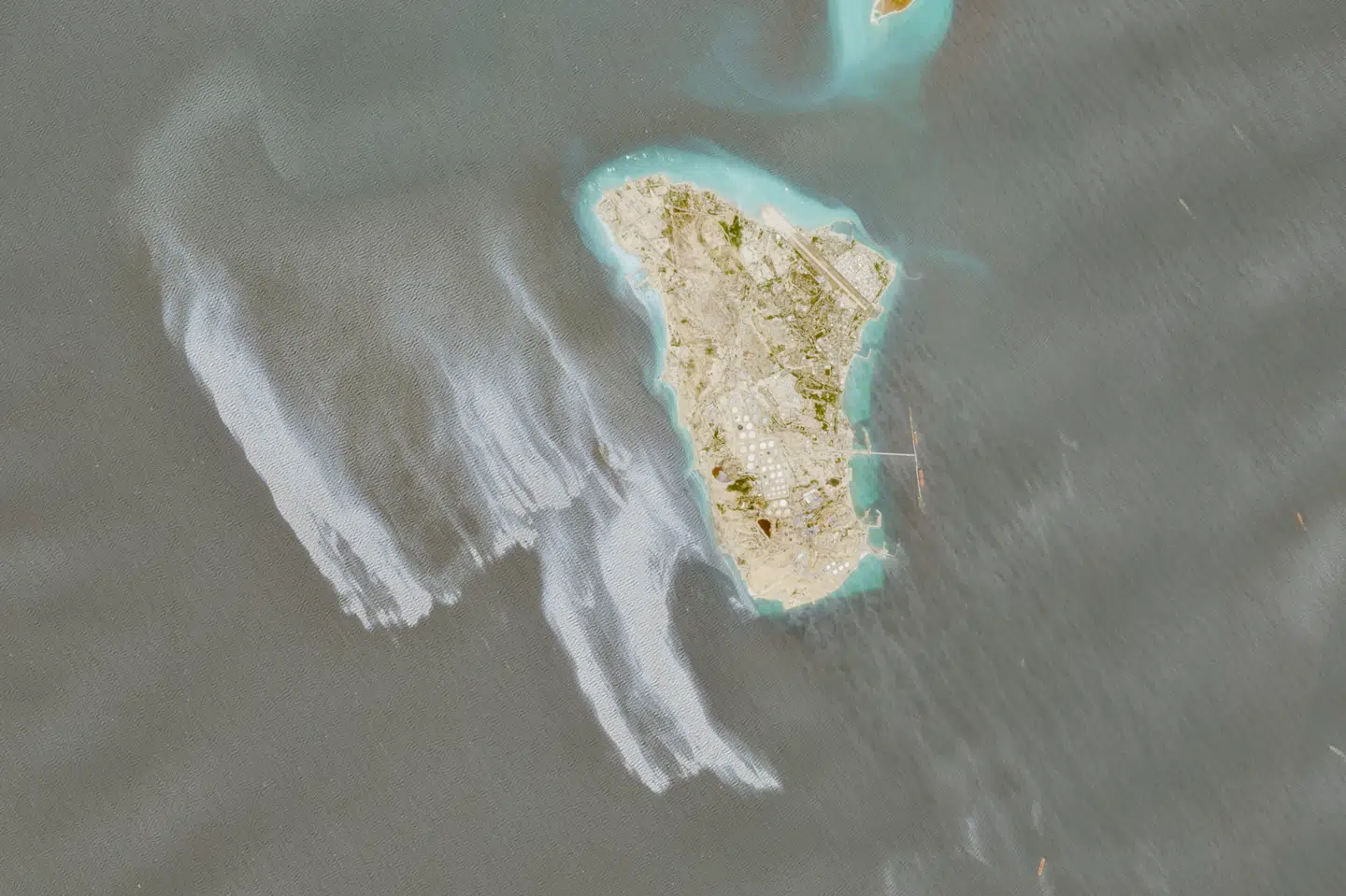 Et satellitbillede viser et formodet olieudslip ud for den iranske ø Kharg i Den Persiske Golf.