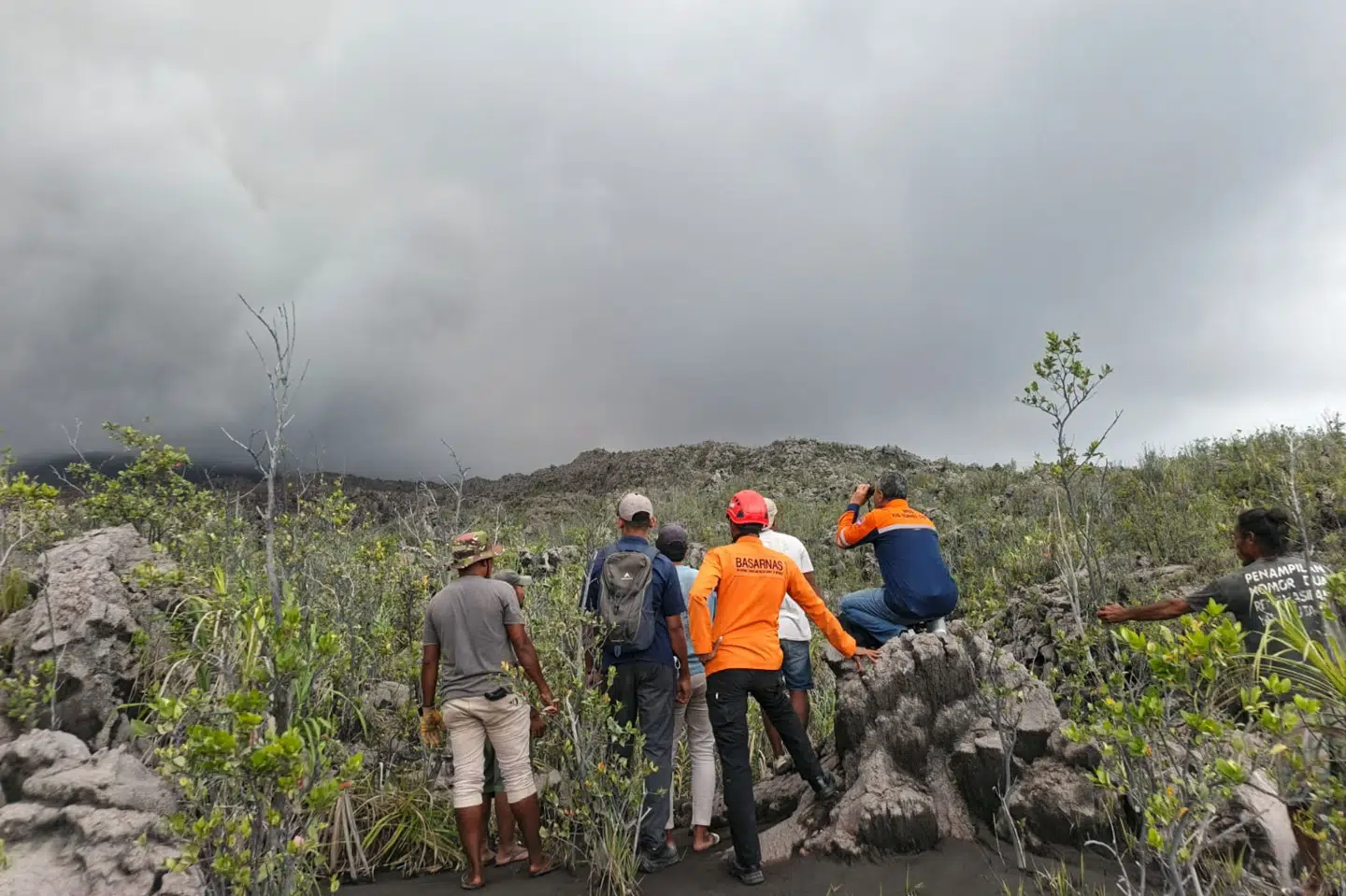 Indonesiske redningsfolk arbejdede fredag ved vulkanen Mount Dukono, hvor tre vandrere menes at være blevet dræbt. (Arkivfoto).