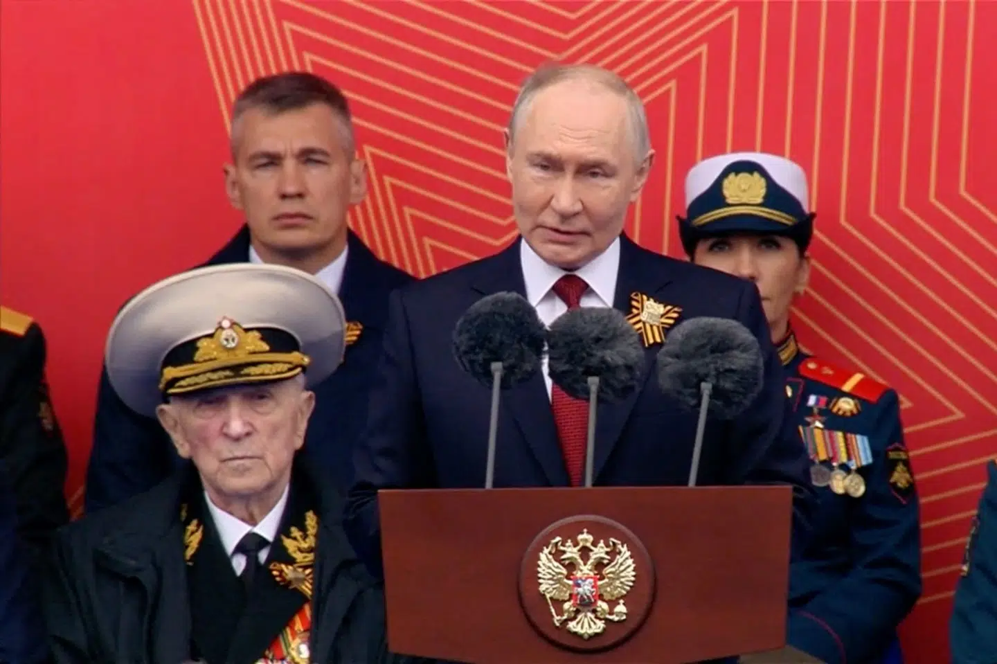 Den russiske præsident, Vladimir Putin, siger lørdag fra talerstolen i Moskva, at sejren under Anden Verdenskrig inspirerer landets soldater i Ukraine.