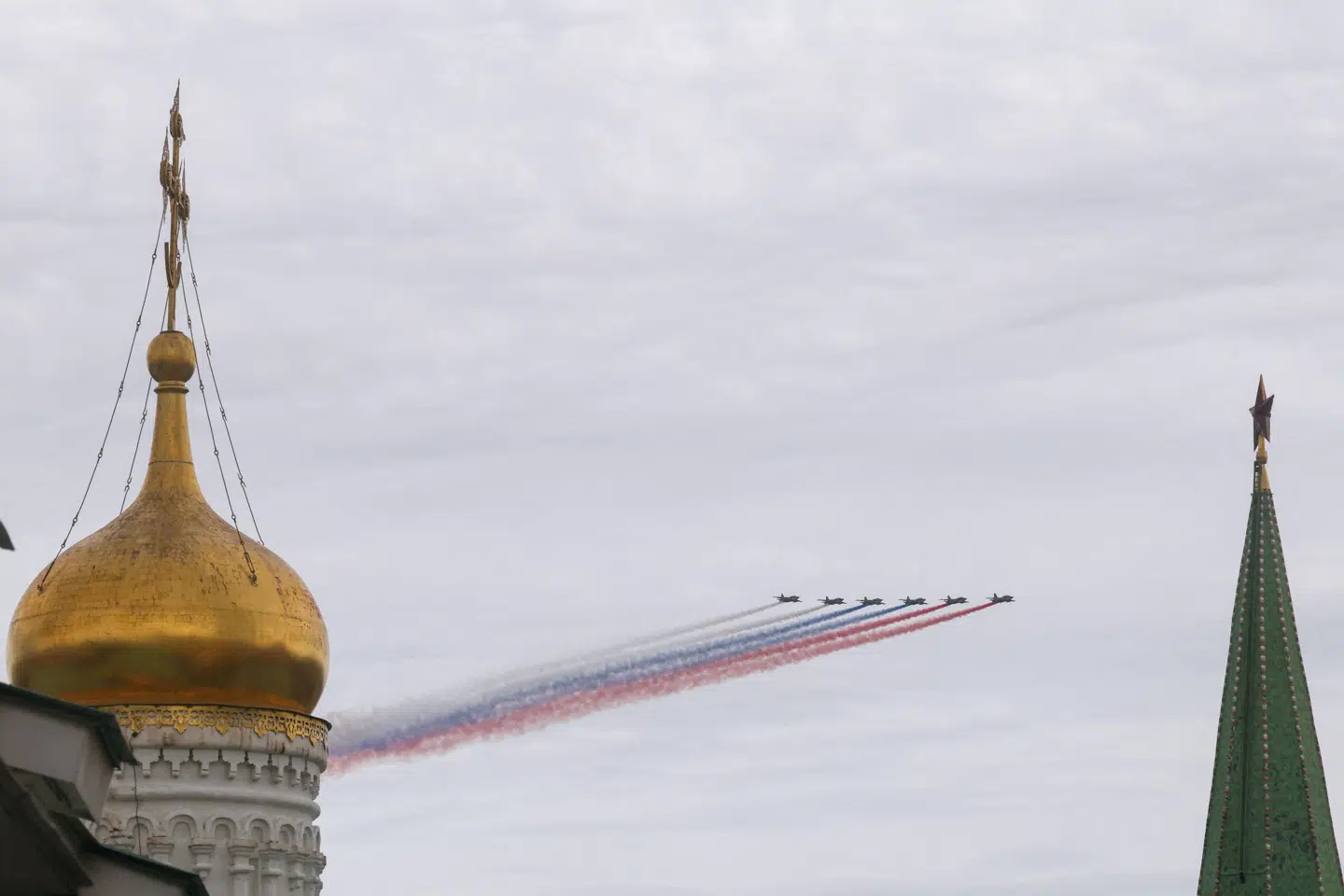 Flere russiske kampfly fløj henover Den Røde Plads, da der lørdag blev holdt parade i forbindelse med den russiske Sejrsdag.