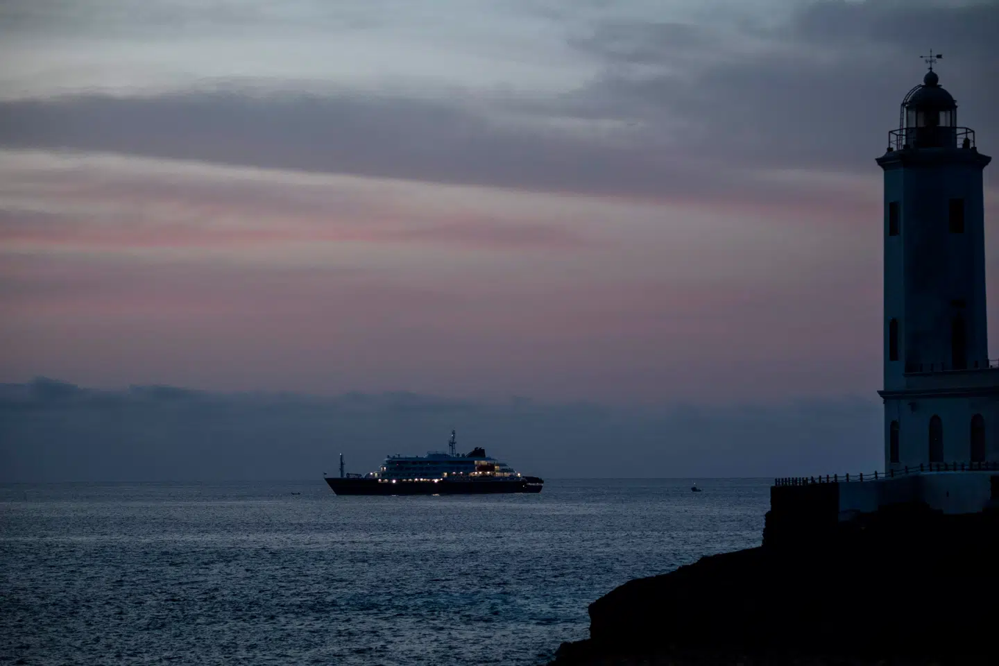 »MV Hondius« lå i dagevis underdrejet ud for sin endestation på Kap Verde-øerne, indtil Spanien sagde ja til at lade passagerne på det sygdomsramte skib gå i land på Tenerife.