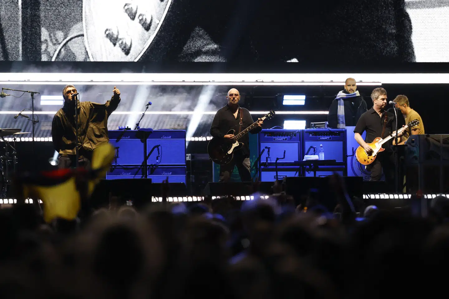Brødrene Liam og Noel Gallagher, der ses til henholdsvis venstre og højre på billedet, meddelte i 2024, at de havde begravet stridsøksen. Året efter drog Oasis ud på en stor genforeningsturné, hvor de blandt andet spillede i byen Chicago.
