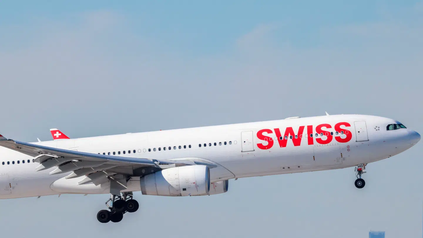 Andenpiloten på det schweiziske fly på vej fra Asien til Europa fik i første omgang medicinsk førstehjælp af tre læger, der tilfældigvis var ombord som passagerer.