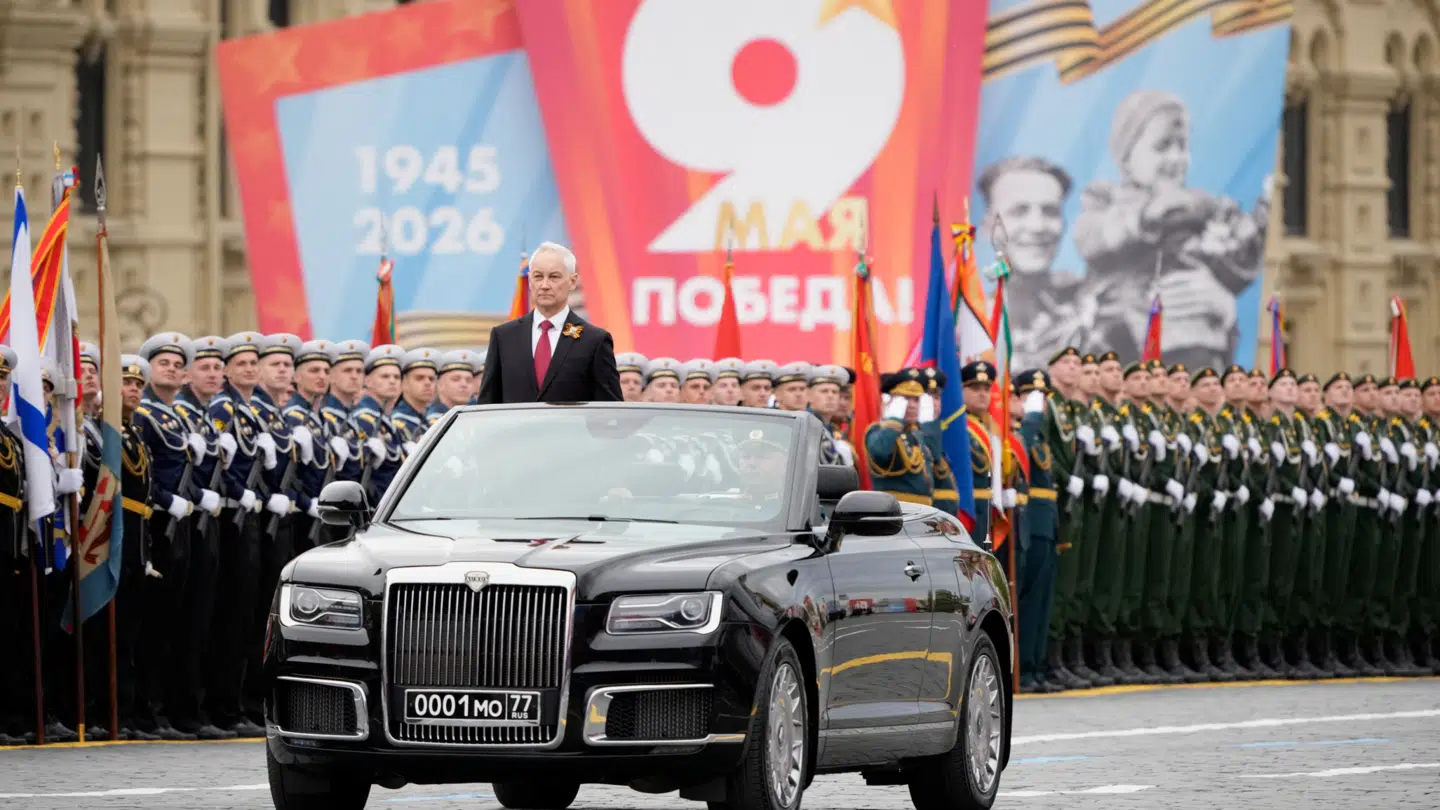 Den russiske forsvarsminister, Andrej Belousov, kørte rundt stående i en bil og gjorde honnør til de russiske soldater.