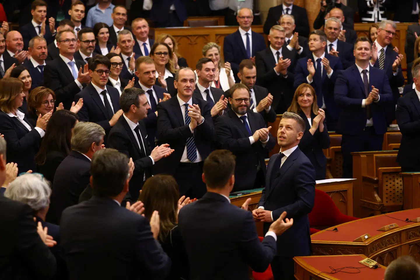 Ungarns nye premierminister, Péter Magyar, har lørdag modtaget stående bifald i parlamentet.