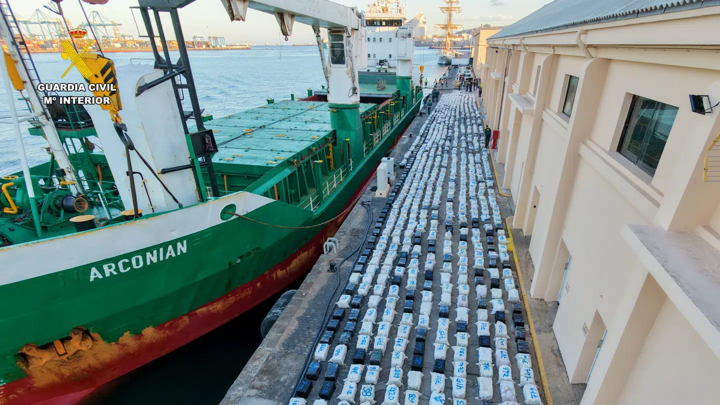 Fragtskibet med de 30 ton kokain blev tvunget til Las Palmas på Gran Canaria, hvor de mange sække med narko blev løftet i land.