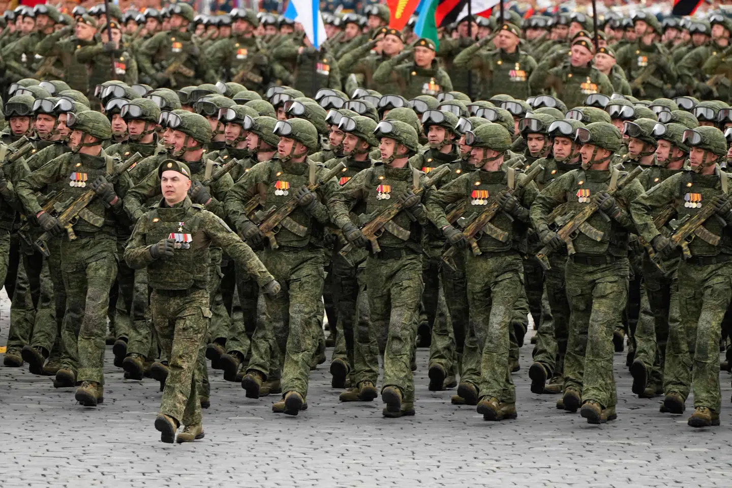 Våbenhvilen falder sammen med Ruslands fejring af "sejrsdagen" 9. maj. Sejrsdagen markerer Sovjetunionens sejr over Nazityskland i 1945 ved afslutningen af Anden Verdenskrig. Her ses en militærparade på Den Røde Plads i Ruslands hovedstad, Moskva.