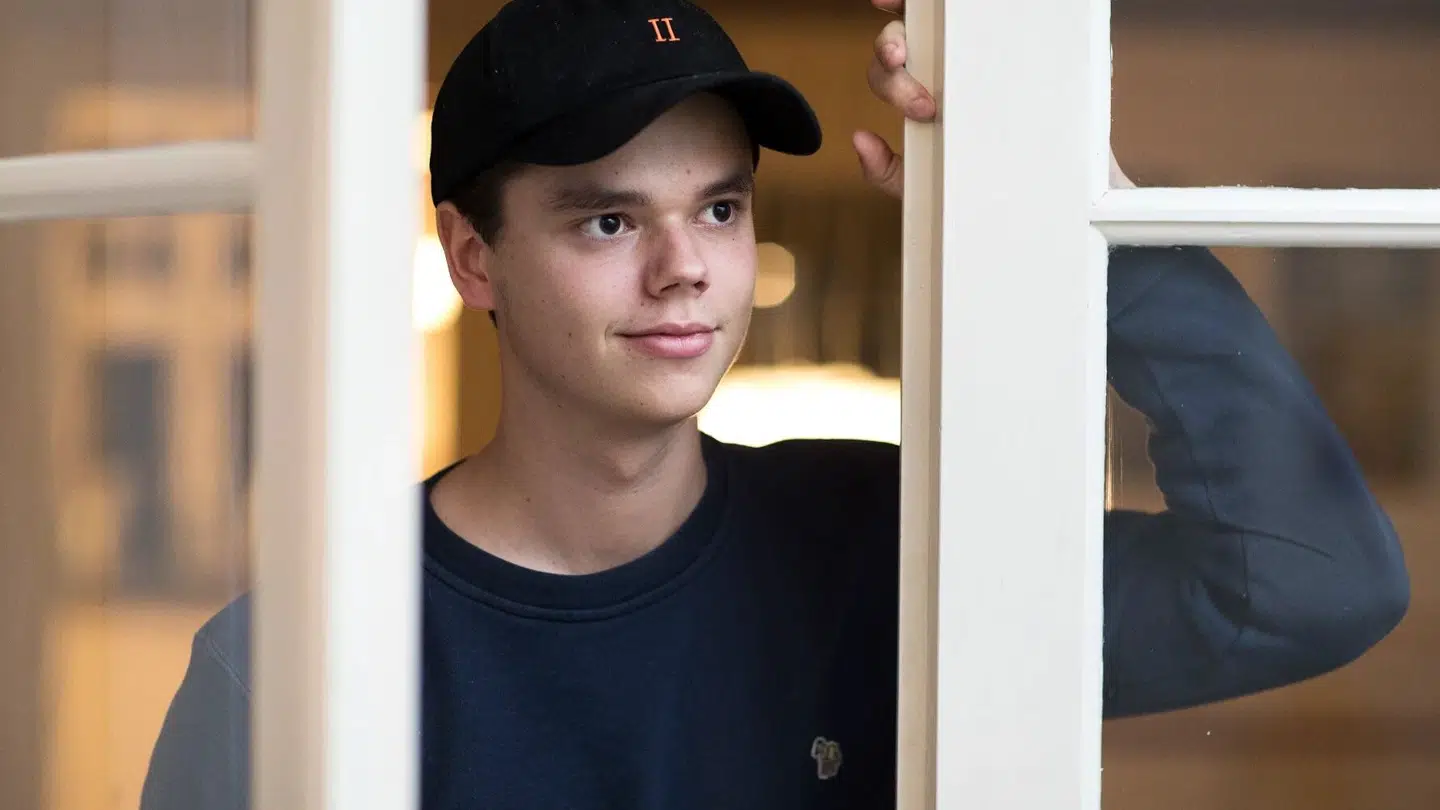 Christian Elhauge var en af de fire hovedpersoner i TV 2 serien 'Årgang 0' her kunne hele Danmark følge med i hans opvækst indtil han blev 18 år. I dag er han 25 og har netop købt en lejlighed.