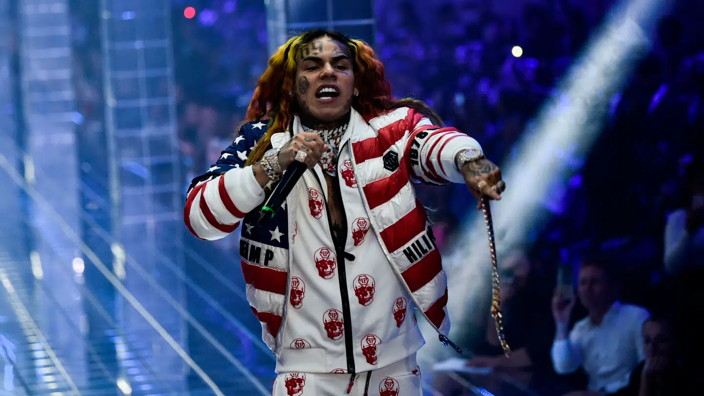 Det regnbuefarvede hår har for 6ix9ine været et særligt kendetegn gennem en længere periode sammen med tallet 69 tatoveret i panden.