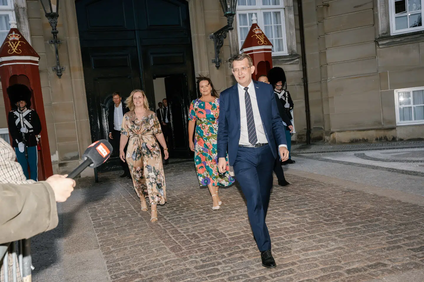 Troels Lund Poulsen (V) blev fredag kongelig undersøger og dermed forhandlingsleder i forhold til at kunne danne en ny regering. Her afløste han Mette Frederiksen (S), efter at Moderaterne valgte at pege på Venstres formand som kongelig undersøger i stedet for Socialdemokratiets formand.