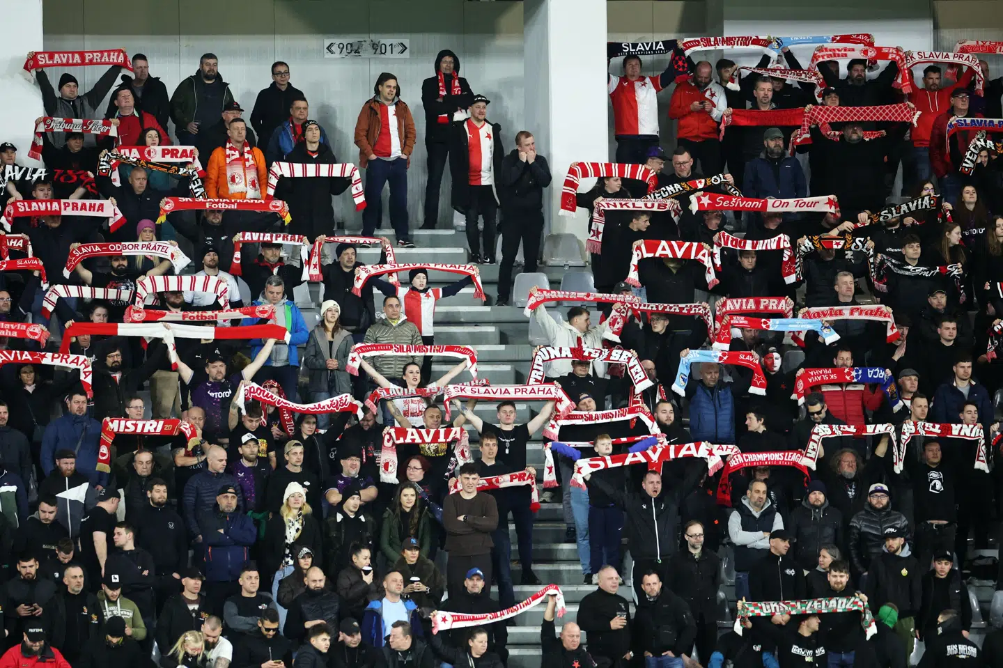 Fans af Slavia Prag invaderede hjemmebanen før slutfløjt. Her ses en gruppe af klubbens fans i en Champions League-kamp mod Pafos.