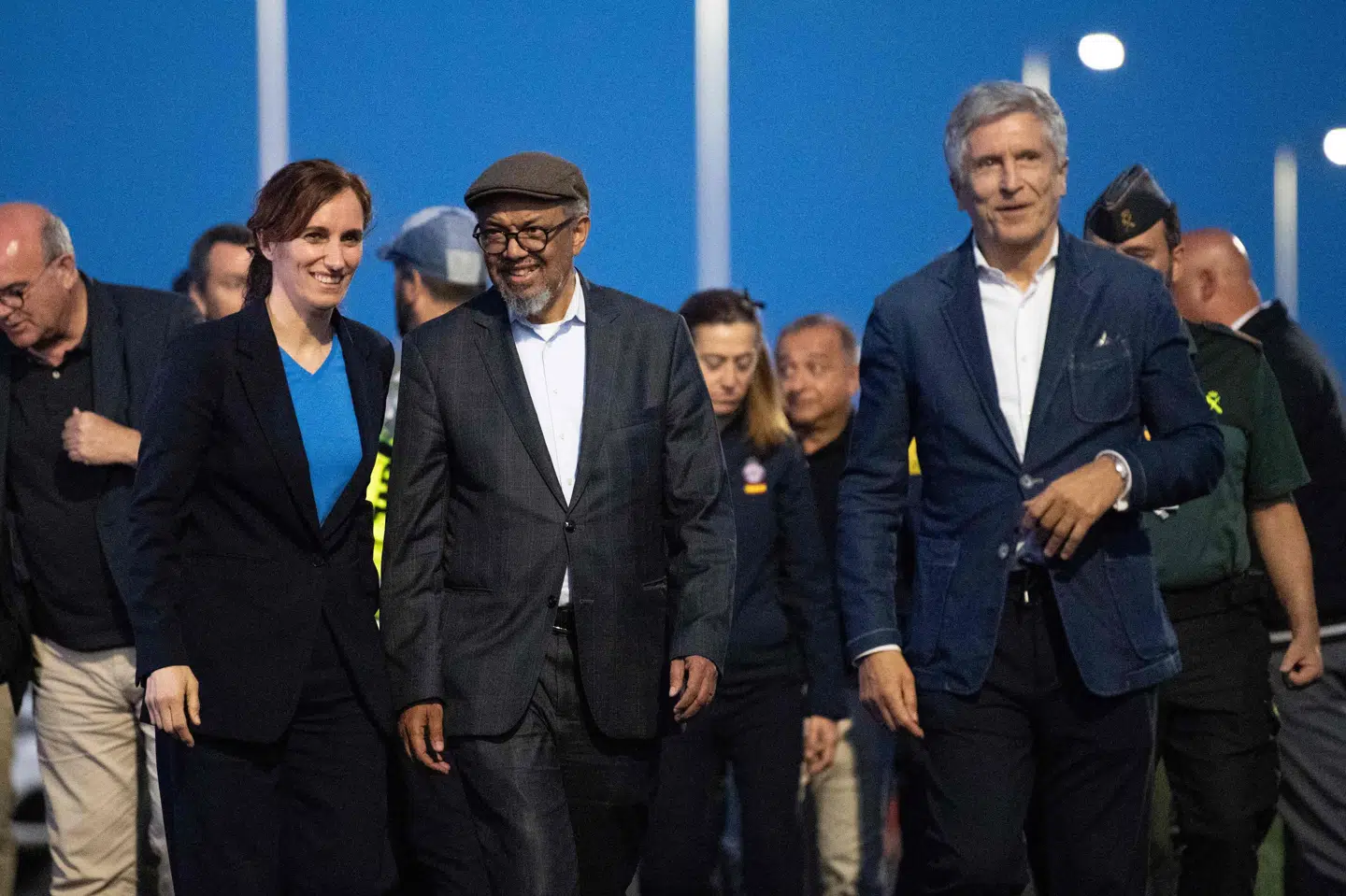 Generaldirektør for Verdenssundhedsorganisationen (WHO), Tedros Adhanom Ghebreyesus, ses i midten af billedet flankeret af Spaniens sundhedsminister Monica Garcia Gomez til venstre og Spaniens indenrigsminister, Fernando Grande-Marlaska, til højre på Tenerife lørdag.