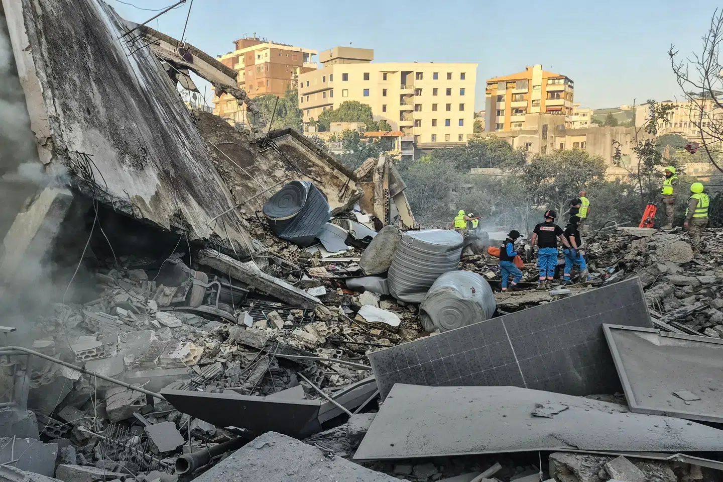 Nødhjælpsarbejdere ledte efter dræbte og sårede efter et israelsk angreb i det sydlige Libanon lørdag.