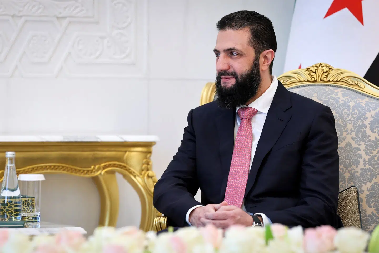 Ahmed al-Sharaa er Syriens fungerende præsident. Billedet er udgivet af Syriens statslige nyhedsbureau Sana på den krypterede beskedtjeneste Telegram og viser præsidenten under et møde med Libanons premierminister, Nawaf Salam, i Damaskus.