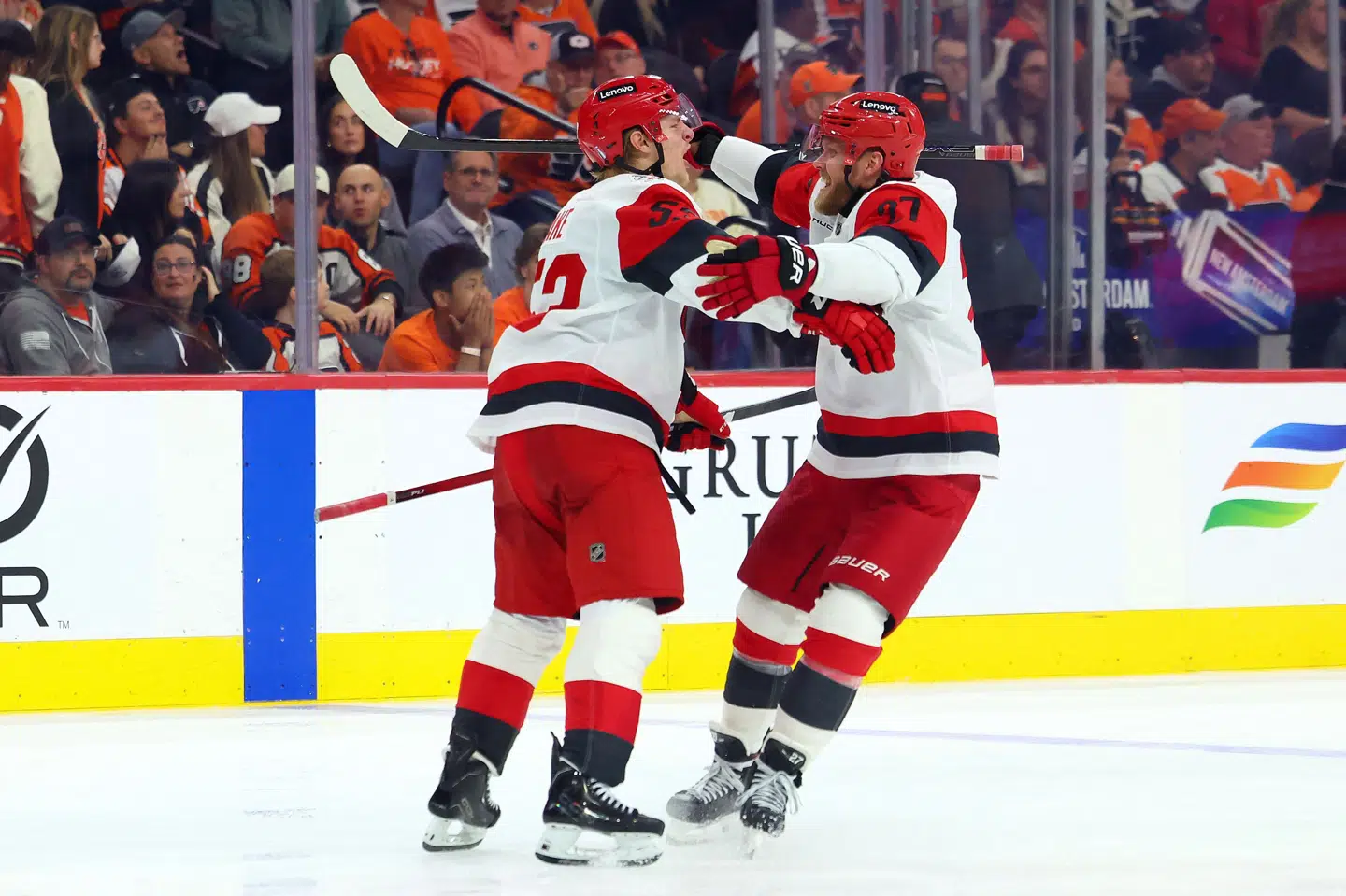 Nikolaj Ehlers skøjter hen for at omfavne Carolina Hurricanes matchvinder, Jackson Blake, efter at den 22-årige amerikaner har scoret sejrsmålet til 3-2 mod Philadelphia Flyers.