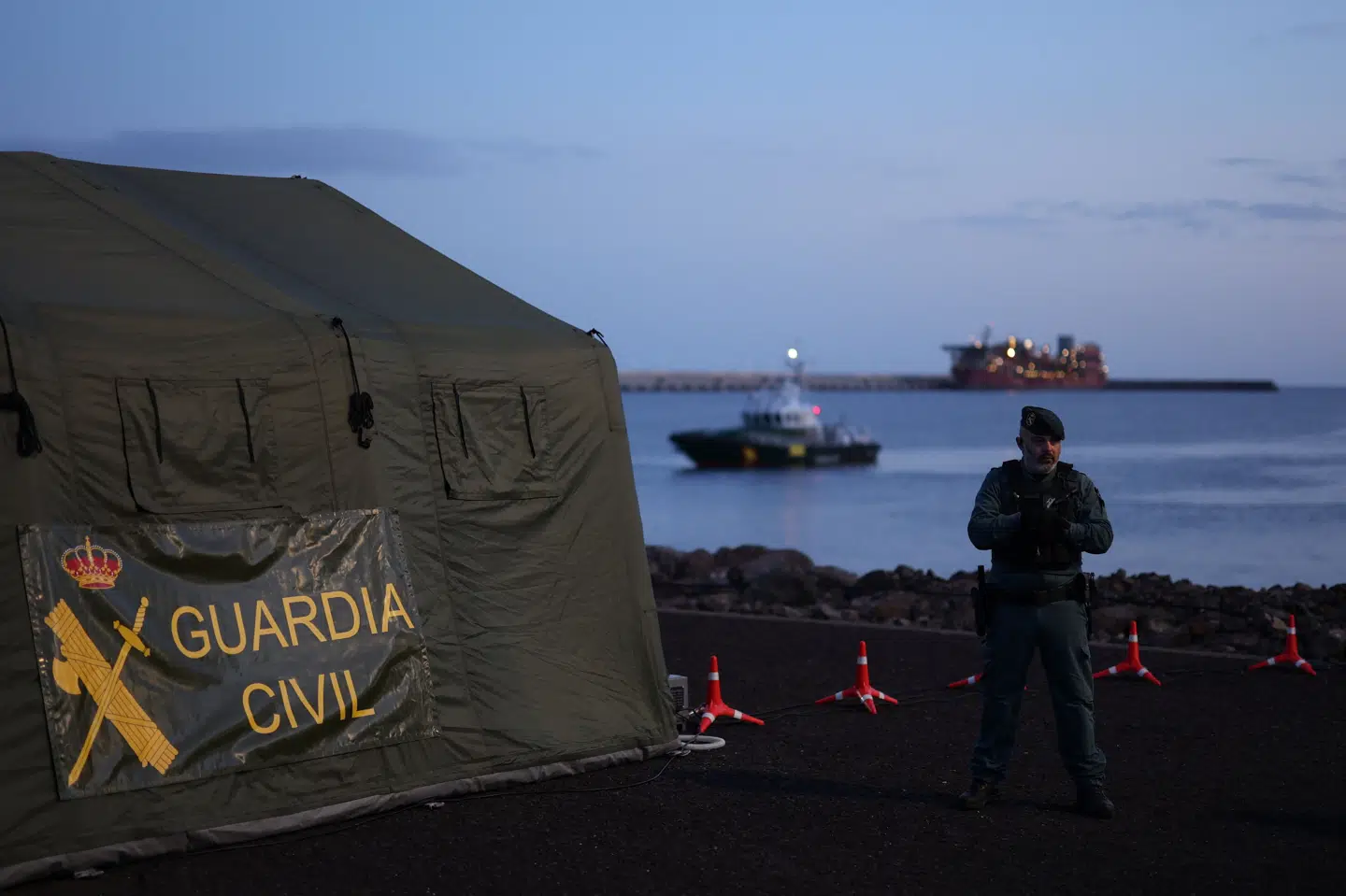 Havnen i Granadilla er søndag morgen klar til modtagelsen af det hollandske krydstogtskib MV "Hondius", efter at der har været et udbrud af hantavirus om bord.
