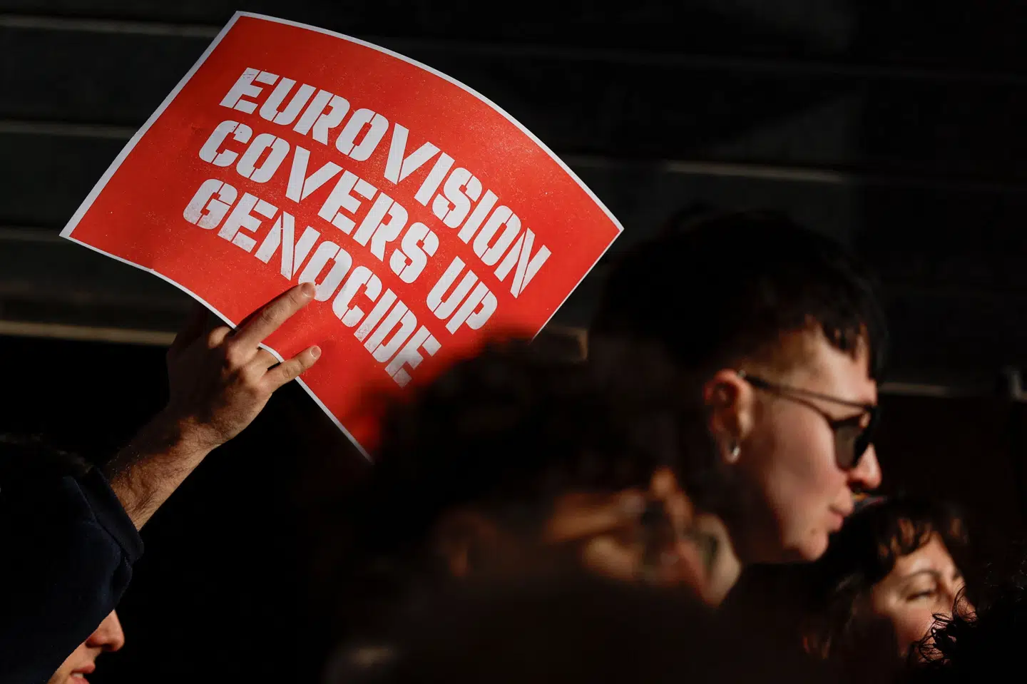 Fem lande har trukket sig fra årets Eurovision. I andre lande - her Malta - er der også store protester over, at Israel må deltage i grandprixet. "Eurovision dækker over folkedrab", står der på skiltet. (Arkivfoto).