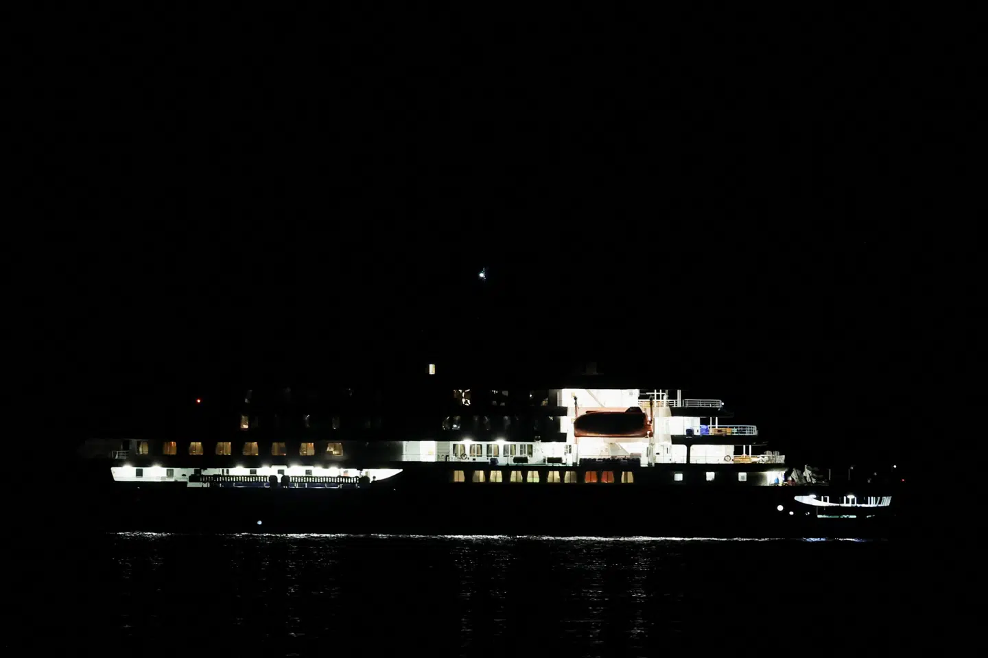 Krydstogtskibet MV "Hondius" er ankommet til farvandet ud for havnen Granadilla de Abona på Tenerife, viser billeder fra stedet.