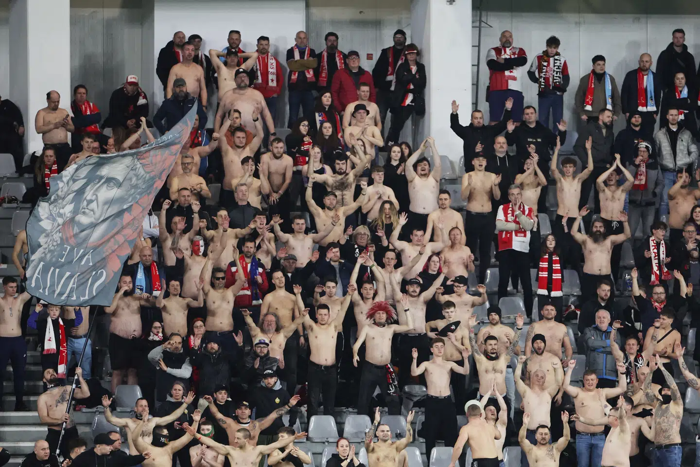 Slavia Prag-fans invaderede lørdag klubbens egen bane og spolerede den tjekkiske mesterskabsfest. Her ses en gruppe Slavia Prag-fans i en Champions League-kamp mod Pafos. (Arkivfoto).