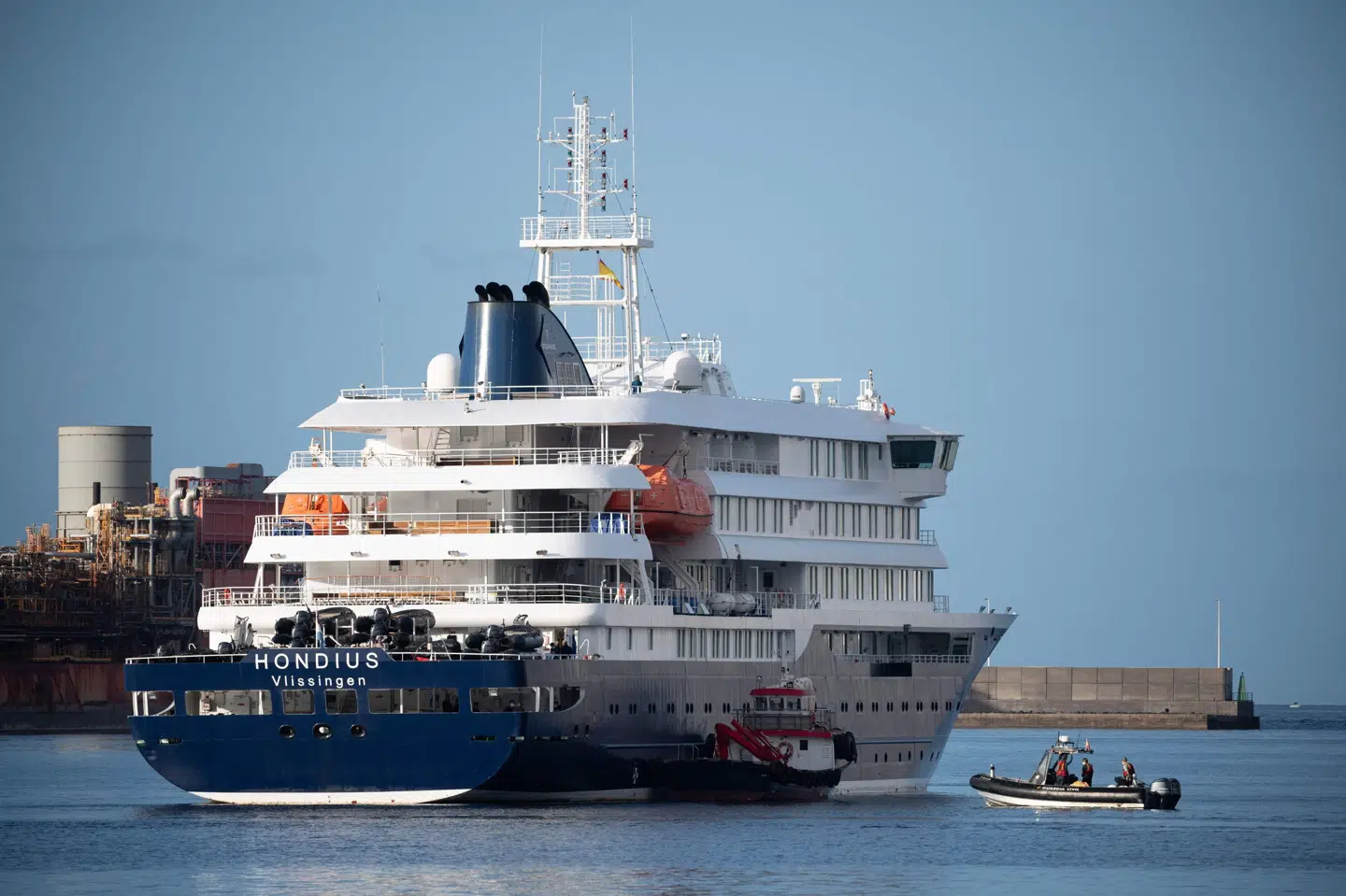 Søndag morgen er processen med at evakuere passagerer og besætningsmedlemmer fra krydstogtskibet MV "Hondius" begyndt.