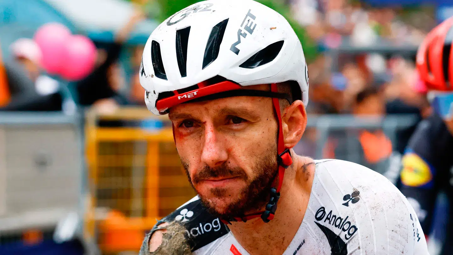 Adam Yates udgår af Giro d'Italia efter et brutalt styrt, der har givet ham en hjernerystelse.