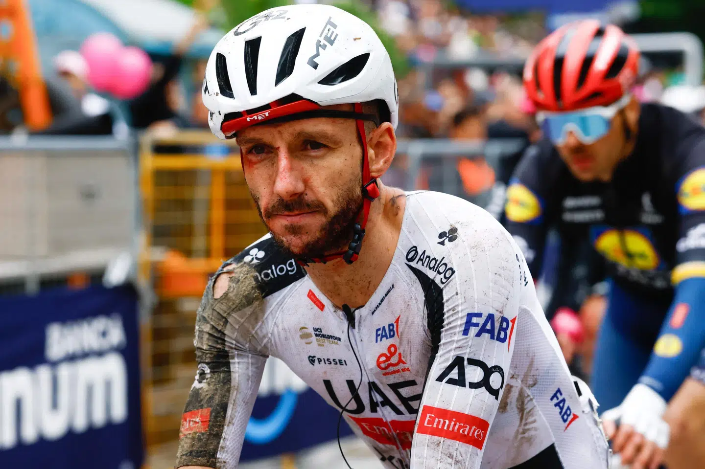 Efter styrtet, hvor Adam Yates røg i asfalten, besluttede løbsledelsen at neutralisere løbet, men efter cirka fem kilometer blev det givet frit igen.