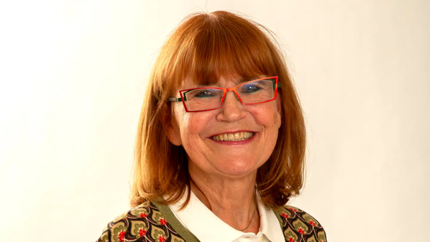 72-årige Birthe mener ikke, at kritikken af Sofie Linde og Joakim Ingversen er berettiget. Faktisk bliver hun vred over den.