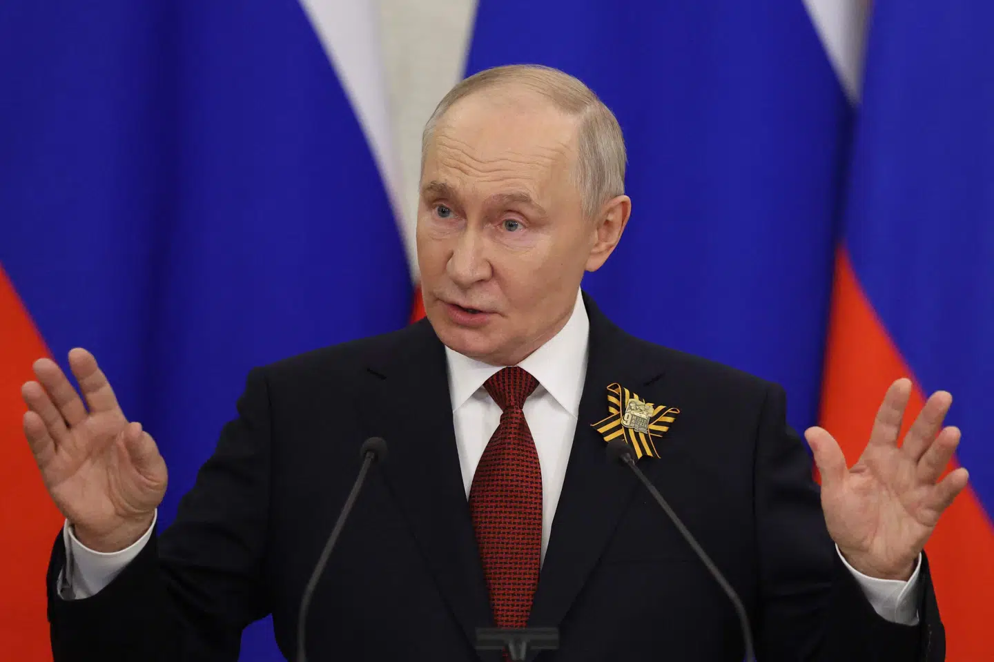 Ruslands præsident, Vladimir Putin, sagde lørdag, at han tror, at landets konflikt med Ukraine snart ender. Samtidig beskylder både Rusland og Ukraine modparten for at bryde våbenhvile.