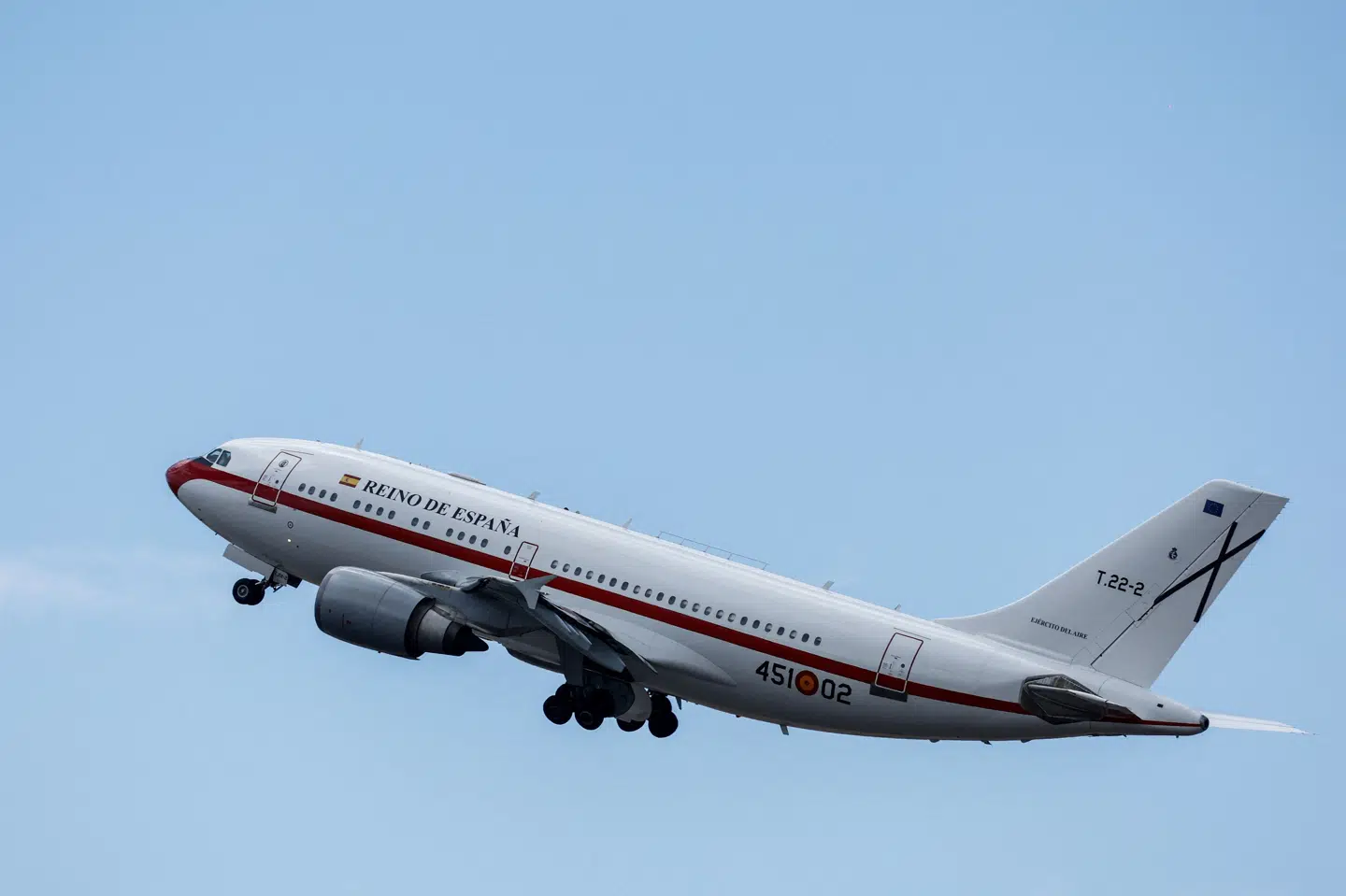 En spansk fly med passagerer fra krydstogtskibet MV "Hondius" er søndag fløjet fra Tenerife mod Madrid.